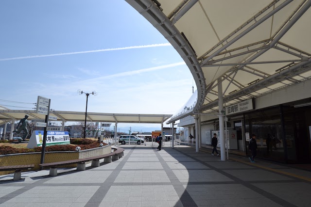 韮崎駅前のバスのりばや駐車場とを結ぶ白いテント屋根