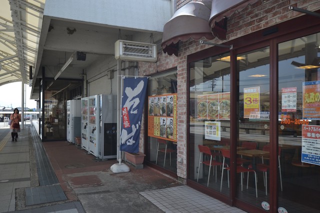 「丸政」が営業する韮崎駅改札外の駅そば店