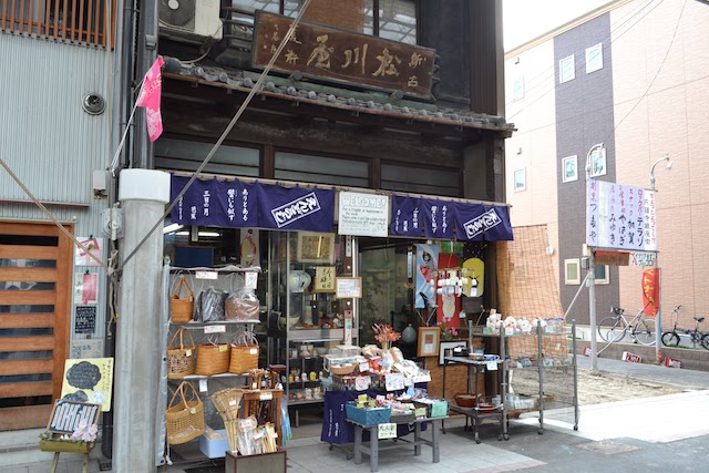 外国人観光客やビジネスマンもWelcomeとアピールする老舗の食器・雑貨店「松川屋」