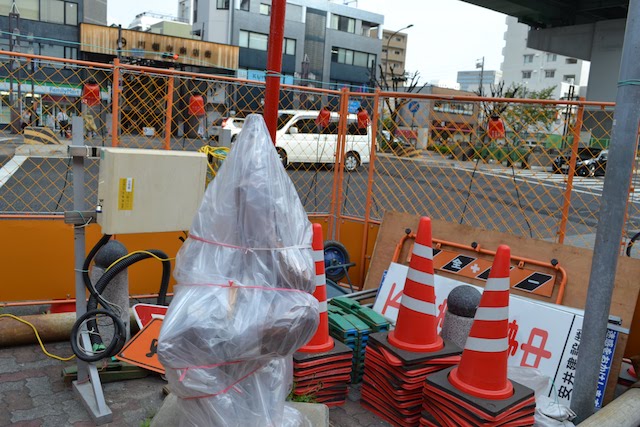 道路工事中のため大切に養生されていた円頓寺交差点のブロンズ色の徳川家康像