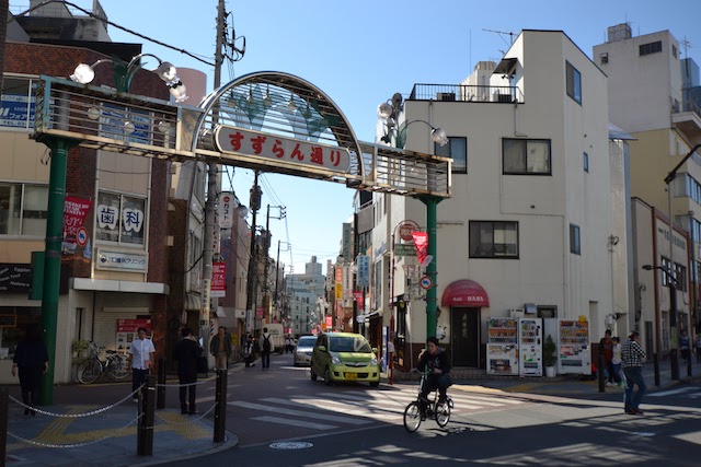 JR荻窪駅西口南側の商店街「すずらん通り」