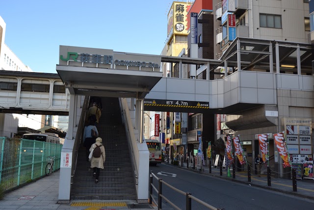 JR荻窪駅西口の南側階段と東京メトロ丸ノ内線の西口出入口