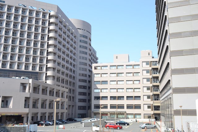名古屋大学医学部附属病院の病棟（左）と中央診療棟