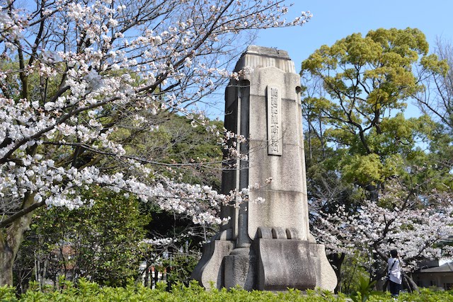 鶴舞公園にある加藤高明 内閣総理大臣の銅像台座跡
