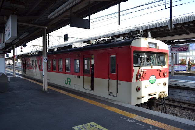 塩尻駅に停車していた123系電車「ミニエコー」（2013年1月撮影）