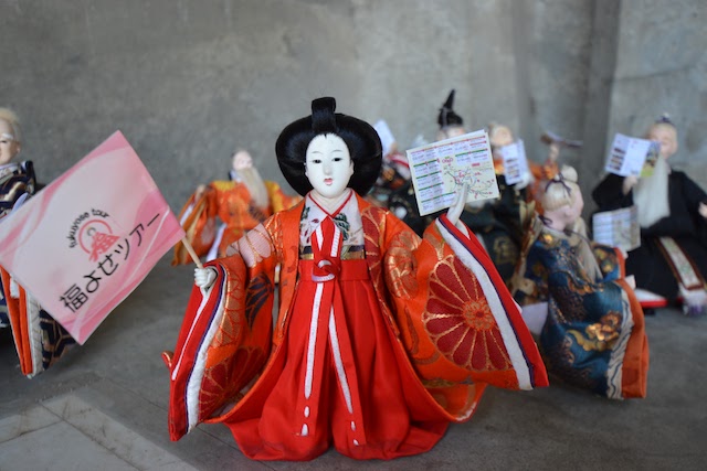 家庭で不要になった雛人形を再生・展示している名古屋城の「福よせ雛」