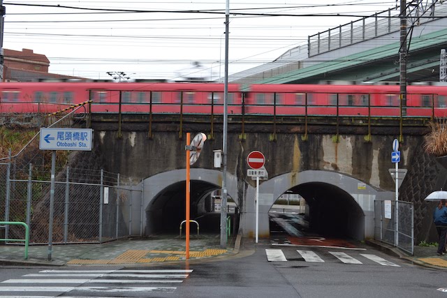 尾頭橋駅から金山駅方向にある、車道と歩道に別れた線路ガード下のかまぼこ型トンネル