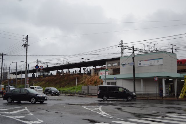 「ナゴヤ球場前駅」時代は野球ボールをかたどったサインが掲げられていた山王駅の駅舎