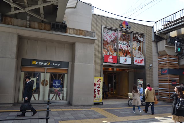 大阪駅桜橋口から道路を挟んだ西側高架下にある「梅三小路」「アルビ」