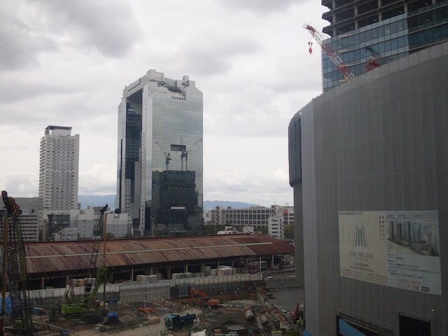 まだ荷扱所の屋根が残る梅田貨物駅跡地と建設中のグランフロント大阪南館（2011年11月撮影）