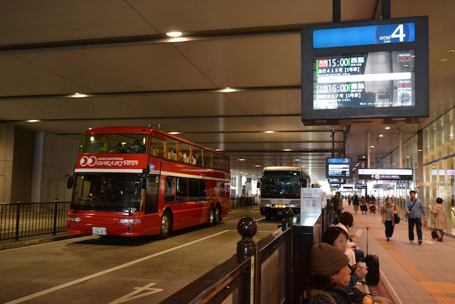 大阪駅JR高速バスターミナルに停車中の2階建オープンデッキ観光バス「OSAKA SKY VISTA」