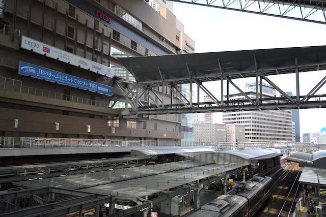 連絡橋口コンコースから東方に眺める大阪駅ホーム