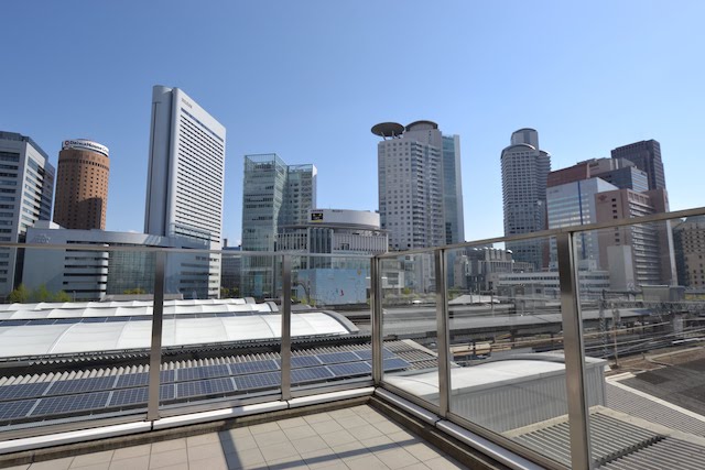 旧11番線ホーム跡近くのノースゲートビル外通路から眺める大阪駅ホームと梅田都心のビル群