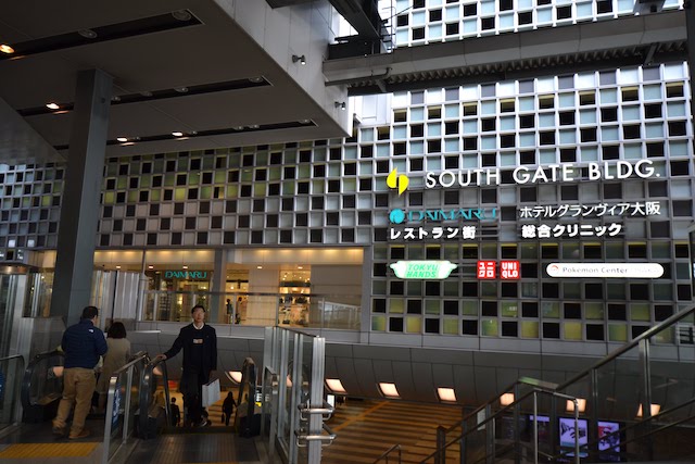 大阪駅サウスゲートビルの連絡橋側に施された壁面装飾