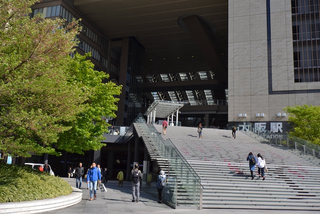 大阪駅北側の新たな玄関となったノースゲートビルの大階段