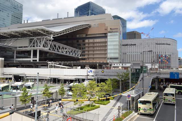 大阪駅御堂筋南口側から望むノースゲートビルディングとヨドバシ梅田