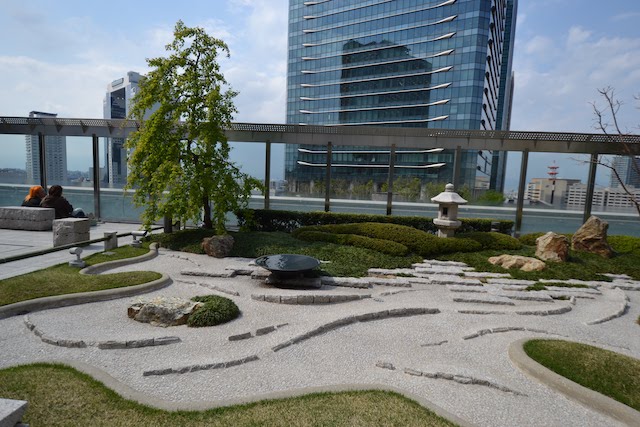 ノースゲートビル10階の屋外休憩スポット「和らぎの庭」から見えるグランフロント大阪南館
