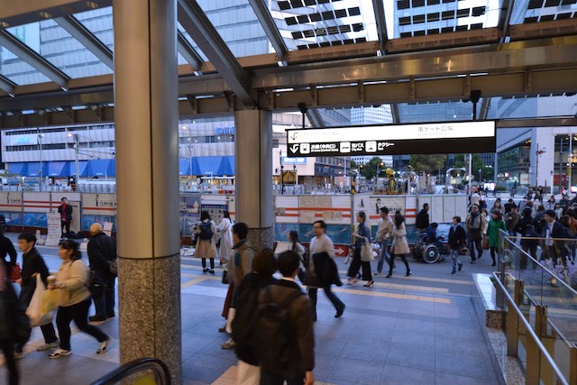 大阪駅中央南口前に設置されている地下道工事の仮囲い