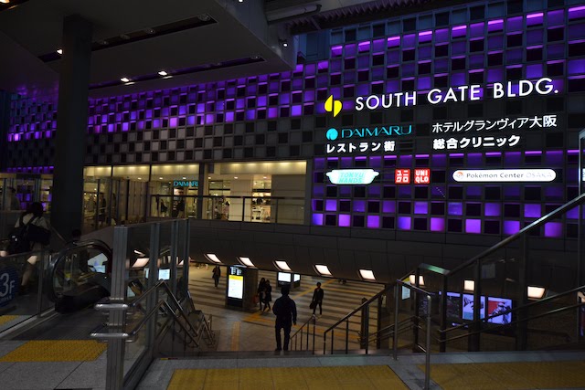 夜はさまざまな色にライトアップされる大阪駅サウスゲートビルの外壁