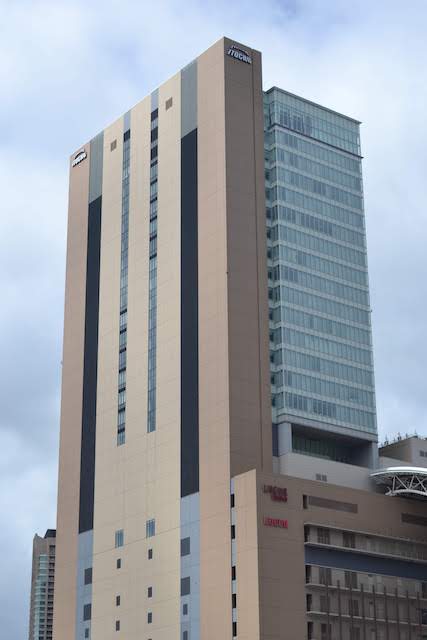 ノースゲートビル高層棟の南・西側に見える伊藤忠商事のロゴ