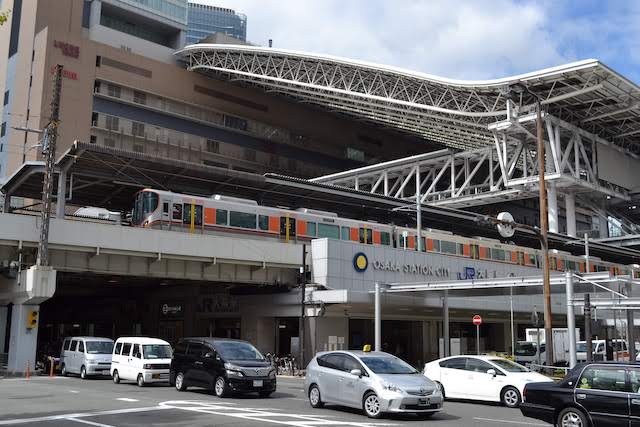 大阪駅桜橋口側から見える大阪環状線323系車両とホーム上の大屋根
