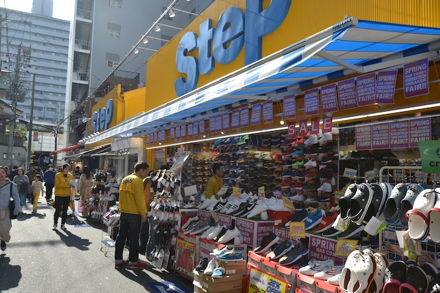 “大阪でスニーカー店といえば”の存在「SteP茶屋町店」