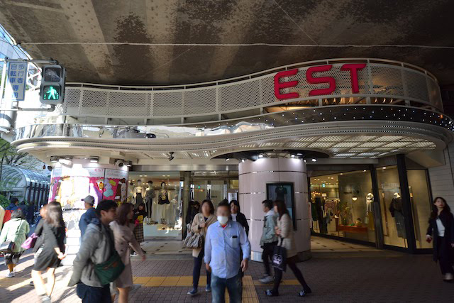 阪急梅田駅から至近距離のJR高架下にある商業施設「EST」
