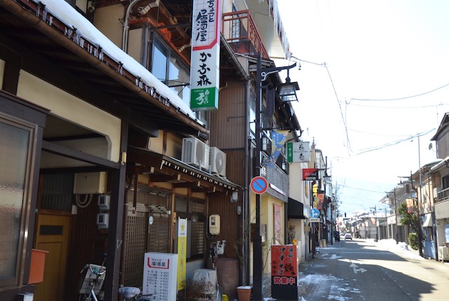 居酒屋や食堂が並ぶ飛騨古川の駅前通り