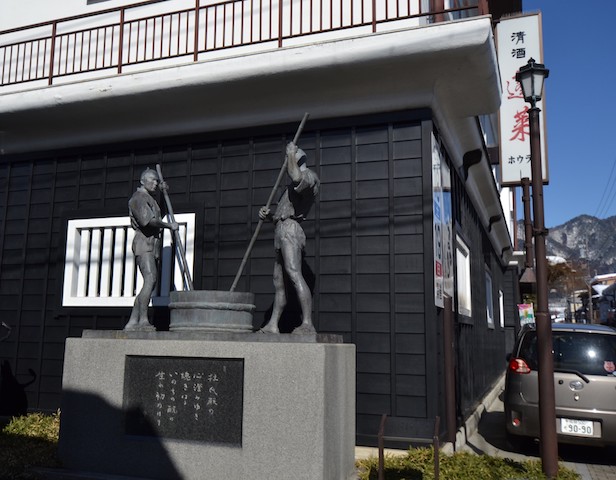 日本酒を仕込む杜氏の銅像