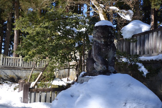 雪帽子をかぶった気多若宮神社の狛犬