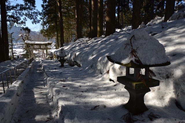 冬の気多若宮神社は凍結した足元に注意