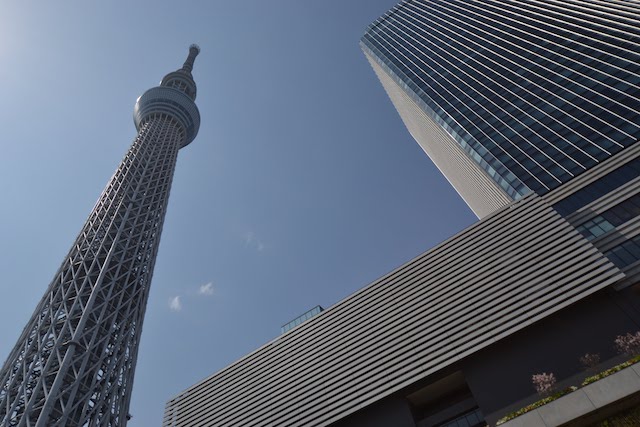 天を衝く東京スカイツリーとイーストタワーの競演