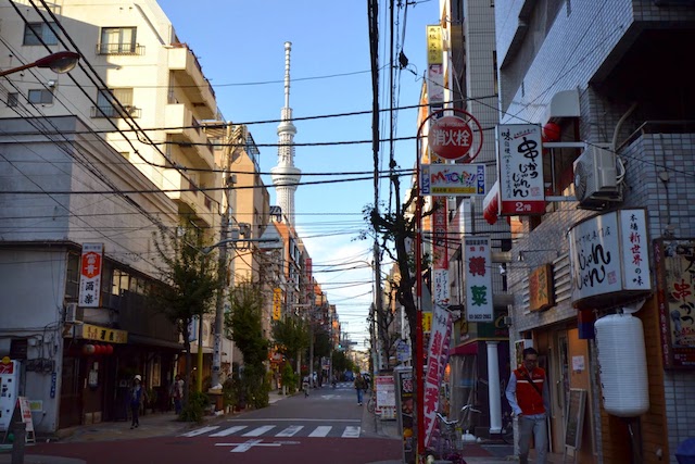 錦糸町の街並みと東京スカイツリーとのコントラスト