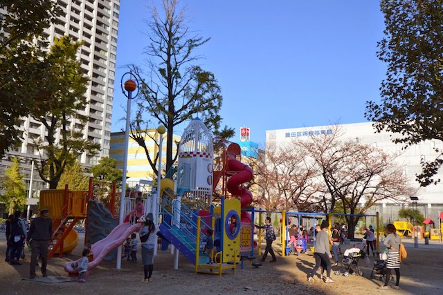 錦糸公園では子どもたちが遊具で楽しんでいる