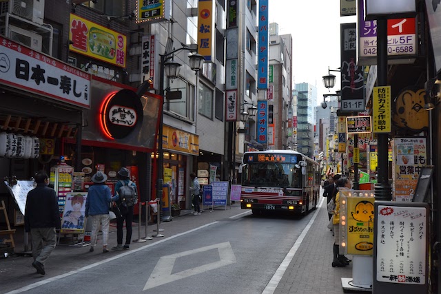 バスは井ノ頭通りからすぐに左にそれ、商店が並ぶ狭い一方通行路へ
