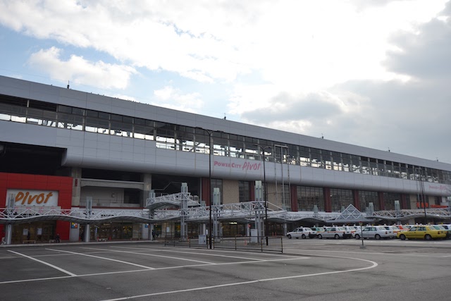 福島駅西口と新幹線高架