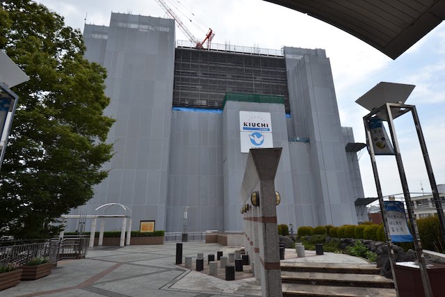 富士駅南口ペデストリアンデッキ向かい側に建設中の大型マンション