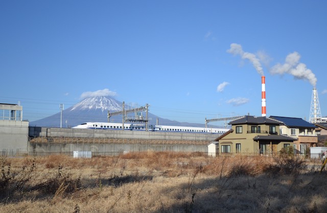 新富士駅から新幹線、煙突、富士山のショット