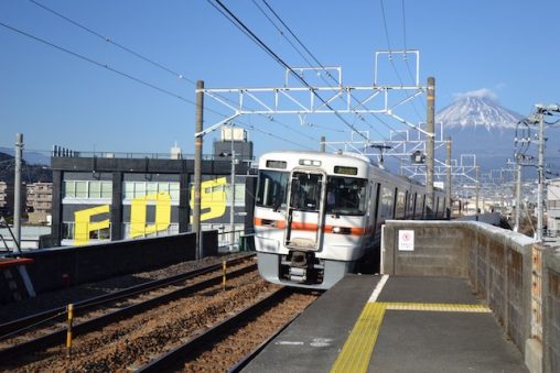 富士山をバックに柚木駅高架ホームに到着する身延線電車