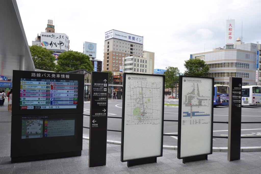 デジタルサイネージ化された甲府駅南口の路線バス発車案内