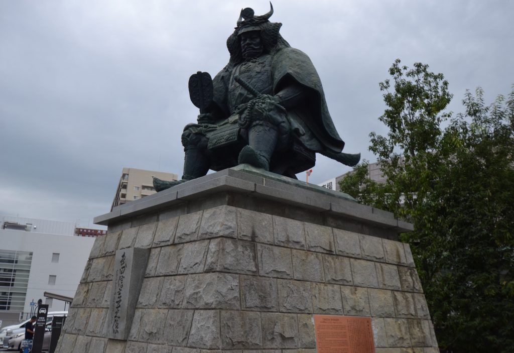 甲府駅前で駅と街の変化を見守り続ける武田信玄公像