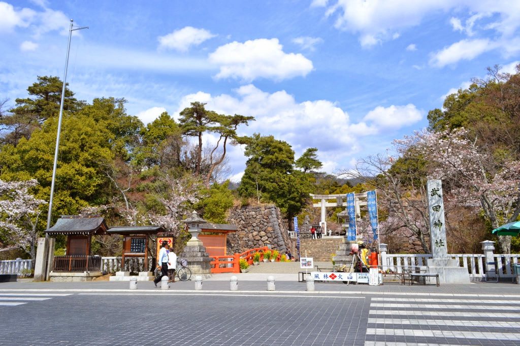 赤い神橋が特徴的な武田神社