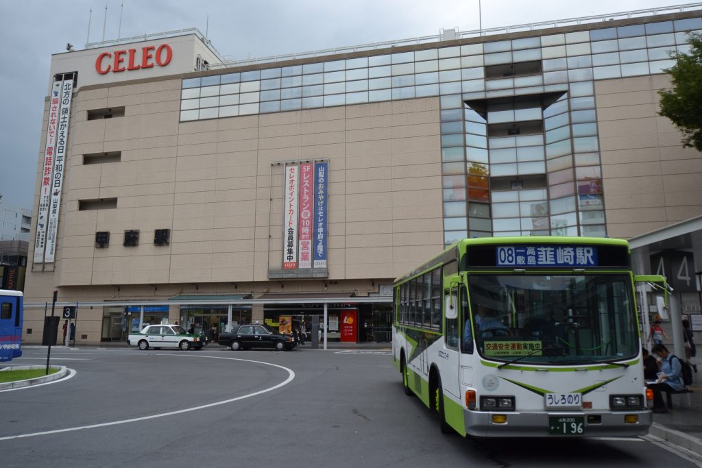 甲府駅南口で出発を待つ山交タウンコーチの韮崎駅行きバス