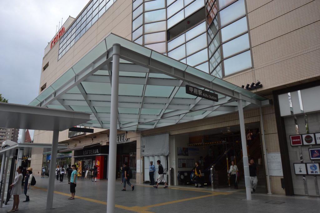 甲府駅南口の階段横に設置工事中の斜行エレベーター