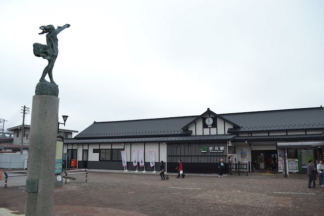 渋川駅前の桑原巨守による女性像「風と花」