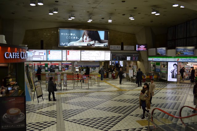 半地下フロアの高い天井が特徴的な近鉄名古屋駅コンコース