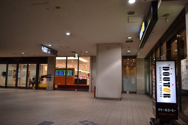 名鉄バスセンター4階の「ドトールコーヒーショップ」と「名鉄百貨店本店メンズ館」入口