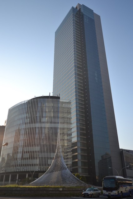 「名古屋ビルディング」（左）と「ミッドランドスクエア」