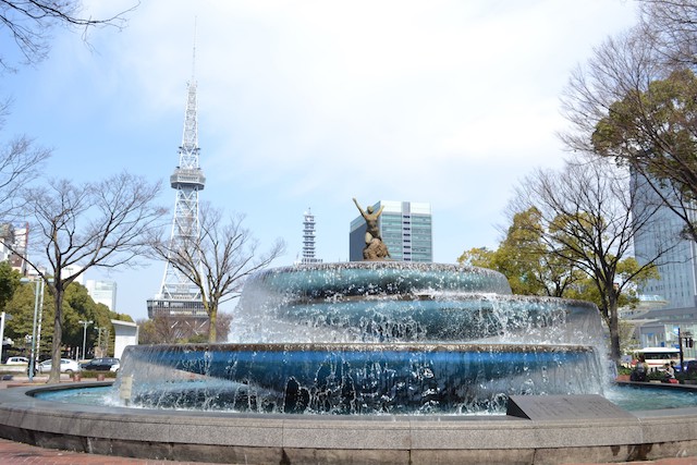 名古屋テレビ塔を望む久屋大通公園の噴水「希望の泉」