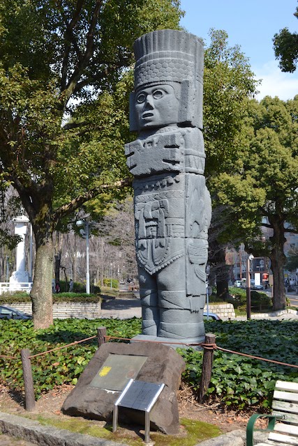 久屋大通公園「いこいの広場」に設置されている「トゥーラの戦士像」